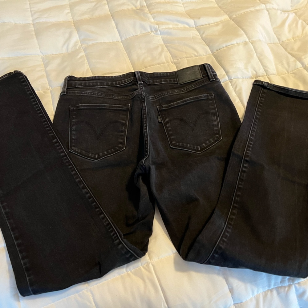 Black stretch Levi’s.